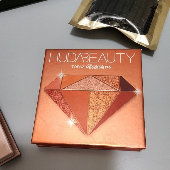 Huda Beauty Obsession Eyeshadow Palette - Picture 3 of 3
